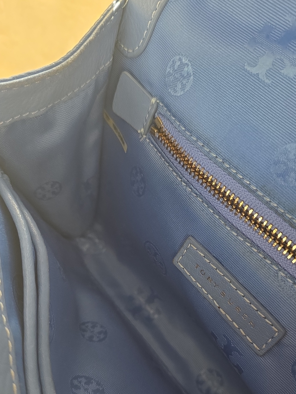 $3 LOW START Tory Burch Blue Pebbled Leather Flap Crossbody with Gold Logo - Picture 4 of 5